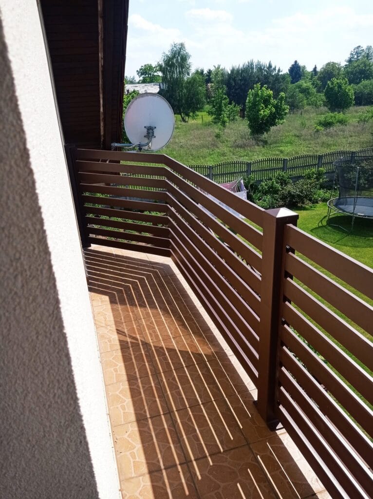 Balustrada z lameli stalowych 80x20 w kolorze RAL 8003